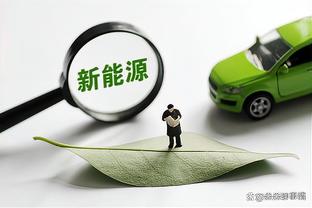 鹿记：米德尔顿赛后穿着保护靴拄拐离开球馆