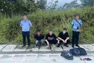 一位拜仁球迷在酋长球场主场看台遭到殴打，随后被安保带离现场